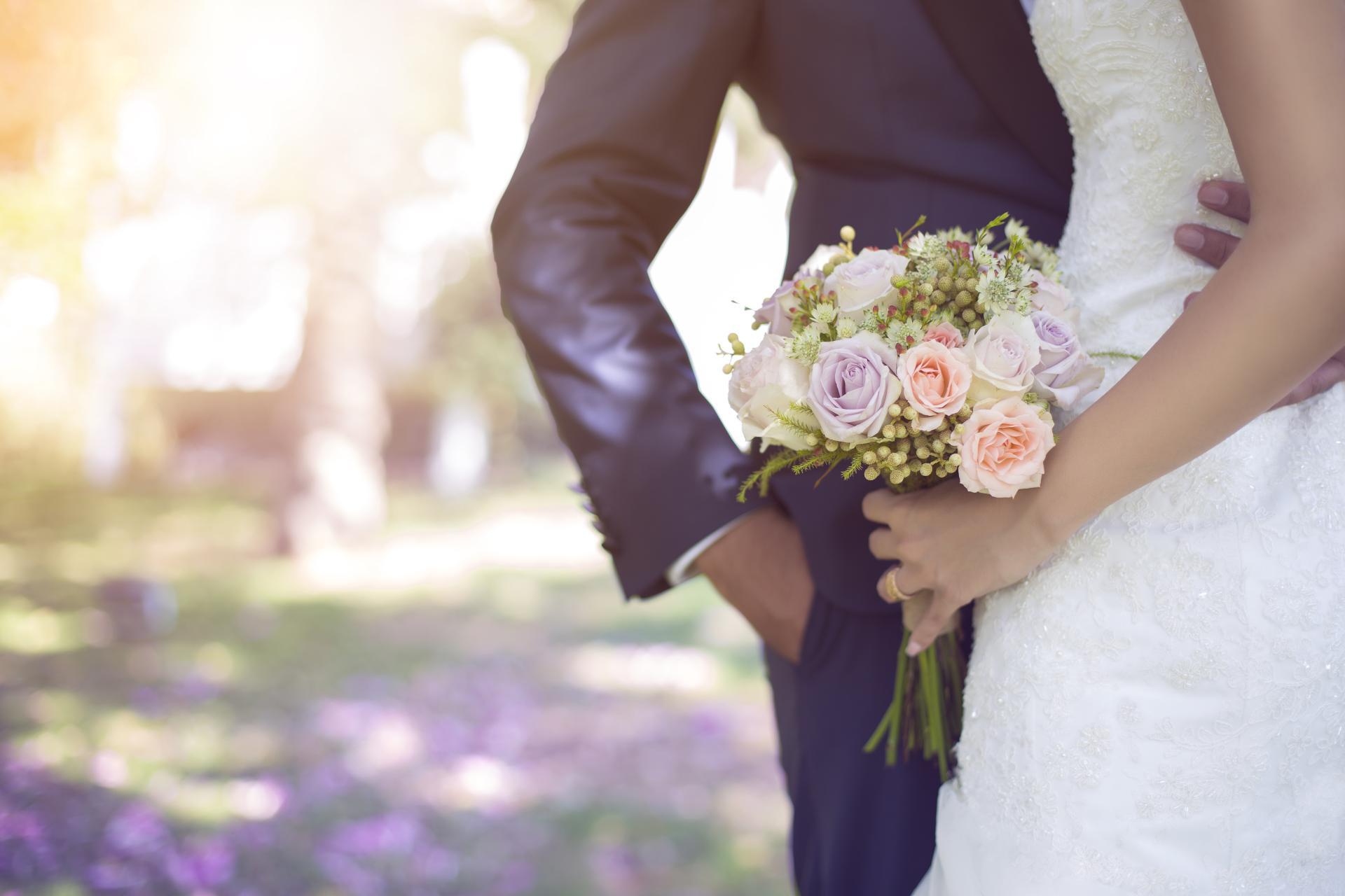 Een pas getrouwd stel met een bos bloemen